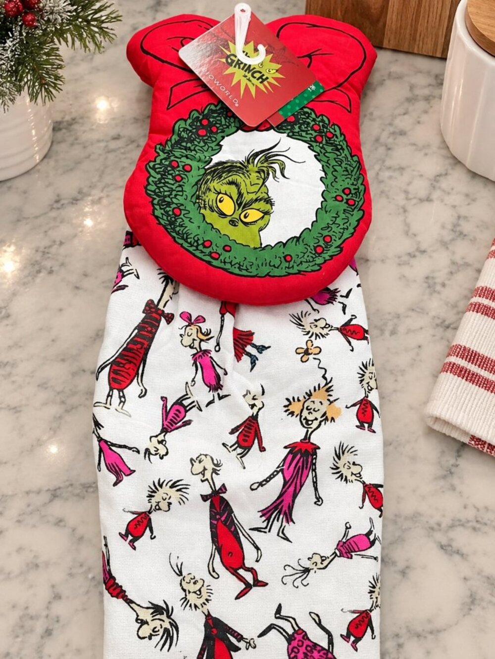 Sleigh Bell Bistro Dr. Seuss The Grinch kitchen towel-NWT